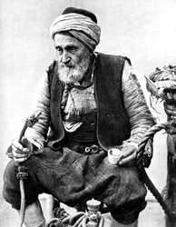 Chłop pijący kawę i palący huqqah, Izmir, Turcja, 1936