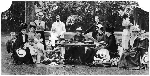 Przyjęcie rodziny królewskiej w Osborne House, Isle of Wight, c1890-1900, 1935