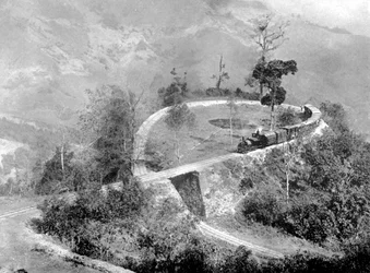 Pojedyncza pętla w Darjeeling Himalayan Railway, Indie, c1910