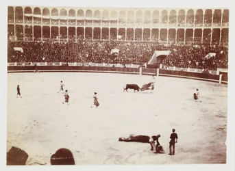 Migawkowe zdjęcie walki byków przed ogromnym tłumem na arenie walk byków Las Ventas del Espiritu Santo w Madrycie, wykonane przez nieznanego fotografa około 1930 roku