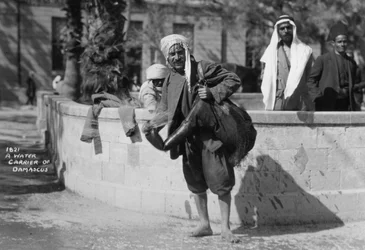 Transportowiec wody w Damaszku w Syrii, lata 20.- 30. XX wieku