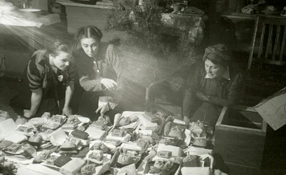 Aktorki Moskiewskiego Teatru Artystycznego przygotowujące prezenty dla Armii Czerwonej, ZSRR, 1943