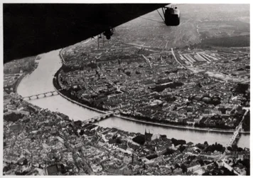 Widok z lotu ptaka na Bazyleę, Szwajcaria, z Zeppelina, 1928 1933