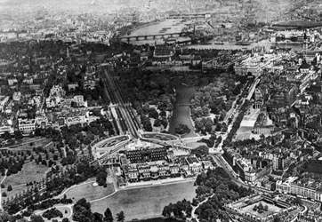 Widok z lotu ptaka na Pałac Buckingham, Londyn, 1926-1927