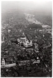 Widok z lotu ptaka na katedrę św. Pawła w Londynie z Zeppelina, 1931 1933