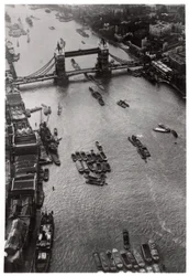 Widok z lotu ptaka na Tower Bridge w Londynie z Zeppelina, 1931 1933