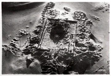 Widok z lotu ptaka na wykopaliska archeologiczne w pobliżu Sakkary, Egipt, 1931 1933