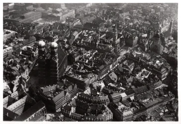 Widok z lotu ptaka Frauenkirche, Monachium, Niemcy, z Zeppelina, c1931 1933