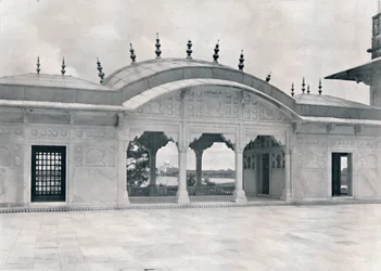 Agra. Khas Mahal pokazujący Taj, c1910.