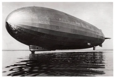 Sterowiec LZ127 Graf Zeppelin lądujący na Jeziorze Bodeńskim, Niemcy, 1933