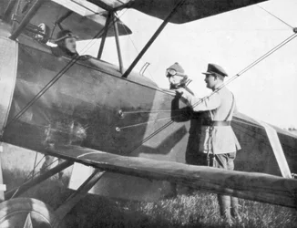 Albert I z Belgii, wylatujący samolotem, aby odwiedzić linie Yser, c1917