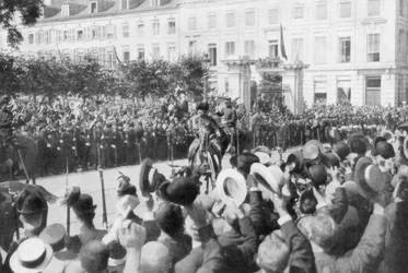 Albert I z Belgii w drodze do parlamentu, 1914