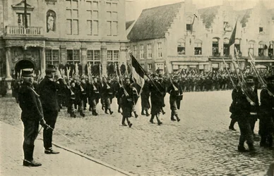 Albert I Belgijski dokonujący przeglądu wojsk, I wojna światowa, 1914, ok. 1920.