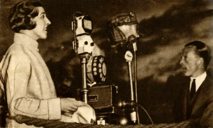 Amy Johnson nadaje z lotniska Croydon, 1930, 1933.