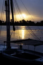 Felucca zakotwiczona na Nilu o zachodzie słońca