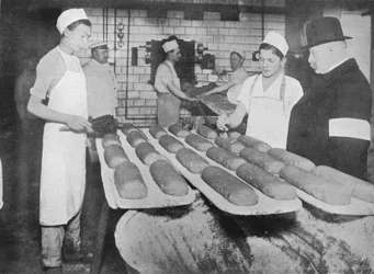 Inspektor odwiedzający berlińską piekarnię, 1915.
