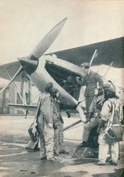 Instruktor wyjaśniający szczegóły silnika uczniom na lotnisku Sealand, Flintshire, c1936 c1937