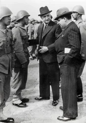 Antonio de Oliveira Salazar (1888-1970), dyktator Portugalii od 1932 do 1968, przeprowadza inspekcję żołnierzy podczas wizyty na Azorach, 5 kwietnia 1941 (zdjęcie czarno-białe)