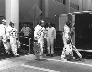 Załoga Apollo 11 „ubiera się” do testu demonstracyjnego odliczania