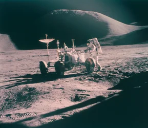 Astronauta Apollo 15 James Irwin z łazikiem księżycowym, sierpień 1971 r.