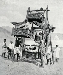 Arabskie dzieci cieszące się wielkim kołem, 1922