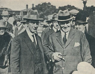 Przyjazd do Anglii. Kapitan Cecil Foster i jego starszy oficer Gravesend, sierpień 1923, 1936