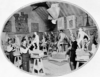 Studenci sztuki w klasie modelarstwa rzeźbiarskiego, Londyn, ok. 1900 1901