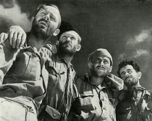 Gdy Niemcy zaatakowali Alamein, ci czterej mężczyźni weszli na linie brytyjskie, c 1942-1943, 1945 r