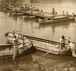 Montaż mostu pontonowego, c1914-c1918