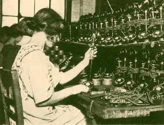 Montaż nowych telefonów automatycznych gotowych do dystrybucji wśród abonentów, c1930.