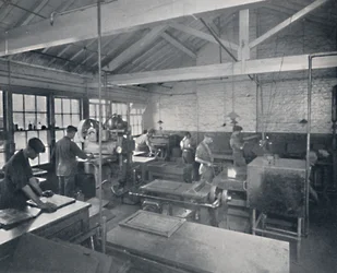 Przy pracy w odlewni. Wykonywanie form woskowych stron, 1917