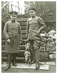 Żołnierze austriaccy lub włoscy z psem, luty 1918 (zdjęcie)