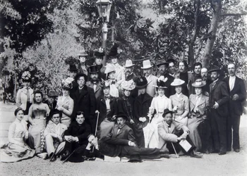 Autor Maksym Gorki i Anton Czechow między aktorami Moskiewskiego Teatru Artystycznego, 1900