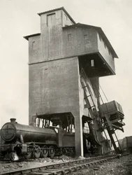 Automatyczne nawęglanie na stacji Hornsey, Middlesex, 1935.
