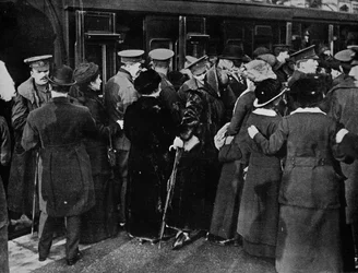Powrót do okopów ze stacji Victoria w Londynie, 1915.