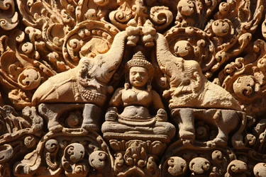 Świątynia Banteay Srei w Angkorze w Kambodży. Lakszmi, hinduska bogini bogactwa i żona boga Wisznu, jest skropiona wodą święconą przez dwa słonie Siem Reap Kambodża