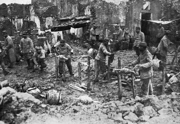 Nawijanie drutu kolczastego, obrona Verdun, Francja, I wojna światowa, 1916, c1920