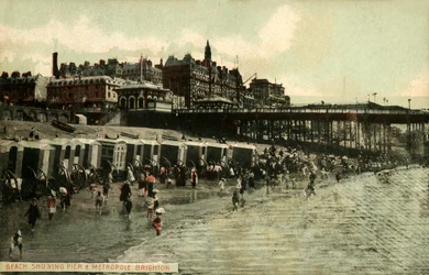 Plaża przedstawiająca molo i metropole, Brighton, koniec XIX i początek XX wieku.