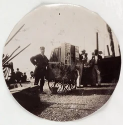 "Fotograf plażowy", wers 1890