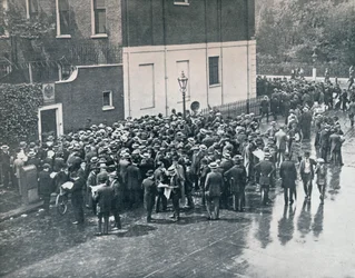 Zanim Anglia wypowiedziała wojnę: niemieccy rezerwiści czekają przed konsulatem niemieckim w Londynie, 1914