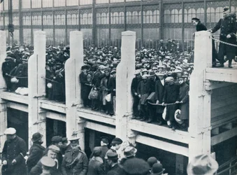 Belgijscy uchodźcy w porcie w Ostendzie czekają na łódź, która zabierze ich do Anglii, 1914.