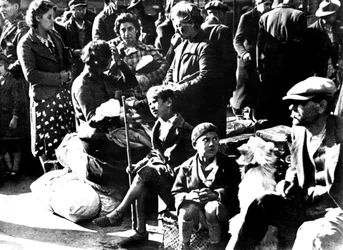 Belgijscy uchodźcy z rowerami i dobytkiem poza Gare du Nord, Paryż, lipiec 1940
