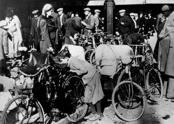 Belgijscy uchodźcy z rowerami i dobytkiem poza Gare du Nord, Paryż, lipiec 1940