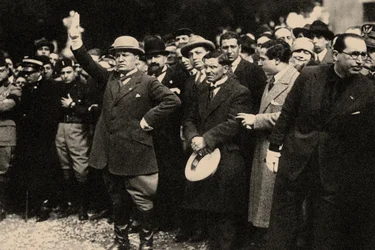 Benito Mussolini, między członkami partii faszystowskiej, wkrótce po Marszu na Rzym.