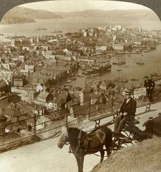 Bergen, na zachód od Floifjeld, za prawym portem i odległym Puddefjordem, Norwegia, ok. 1905.