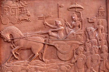 Bhagawadgita wyryta na hinduskiej świątyni: Krishna Driving Shade Arjuny Varindawan Inde