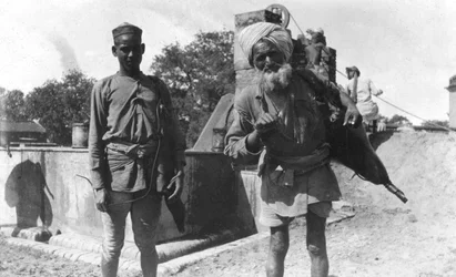 Bhistis, czyli nosiciele wody, Agra, Indie, 1916-1917