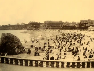 Biarritz - Na Grande Plage, c1930.