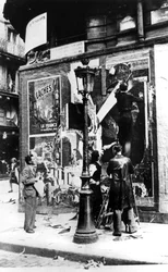 Billboard z mężczyznami rozwieszającymi plakaty propagandowe, Paryż, II wojna światowa, 1939-1945