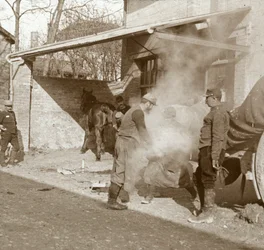 Kowal podkuwający konia, Suippes, północna Francja, c1914-c1918